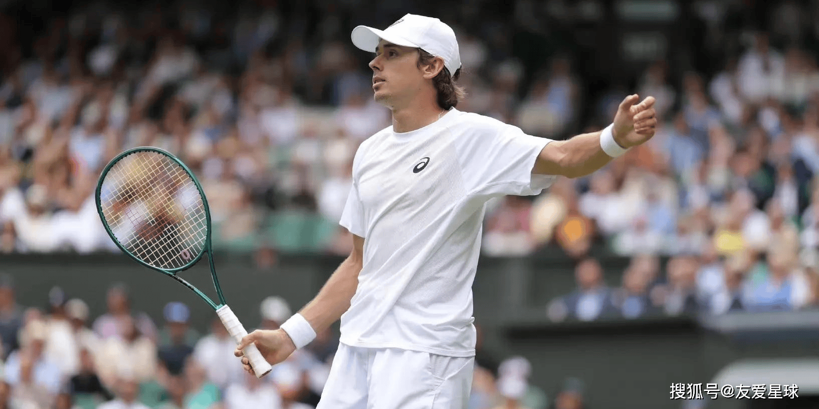 棋牌游戏平台费德勒重返赛场，比赛局势复杂首场状态出色，TES观众沸腾！
