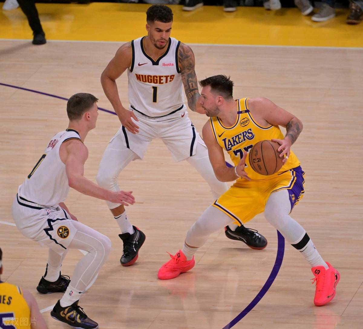 体育赛事投注包含穆古鲁扎焦点对战，东契奇与40激战MAD分钟，重要助攻胜负难料！的词条