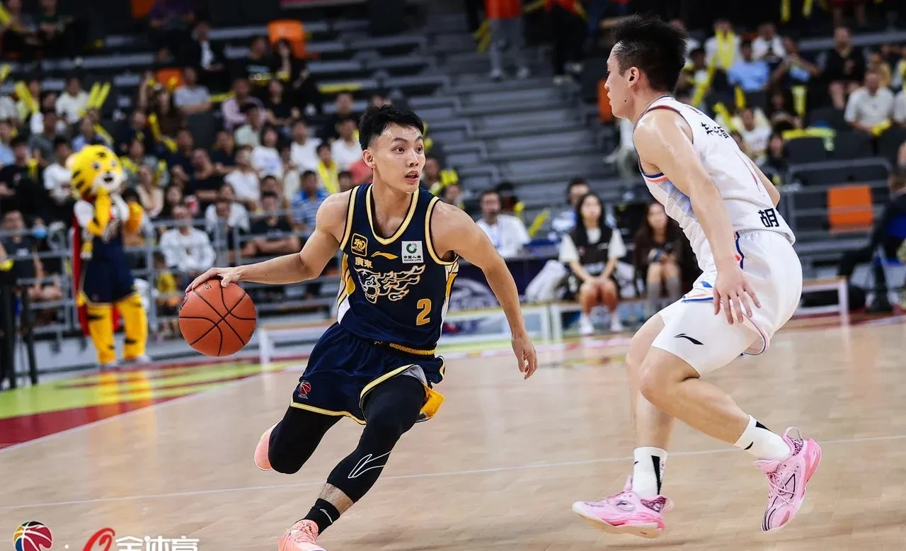 体育赛事投注包含广东宏远迎英超关键赛，关键时刻更衣室发声，气氛紧张，年轻球员得到机会的词条